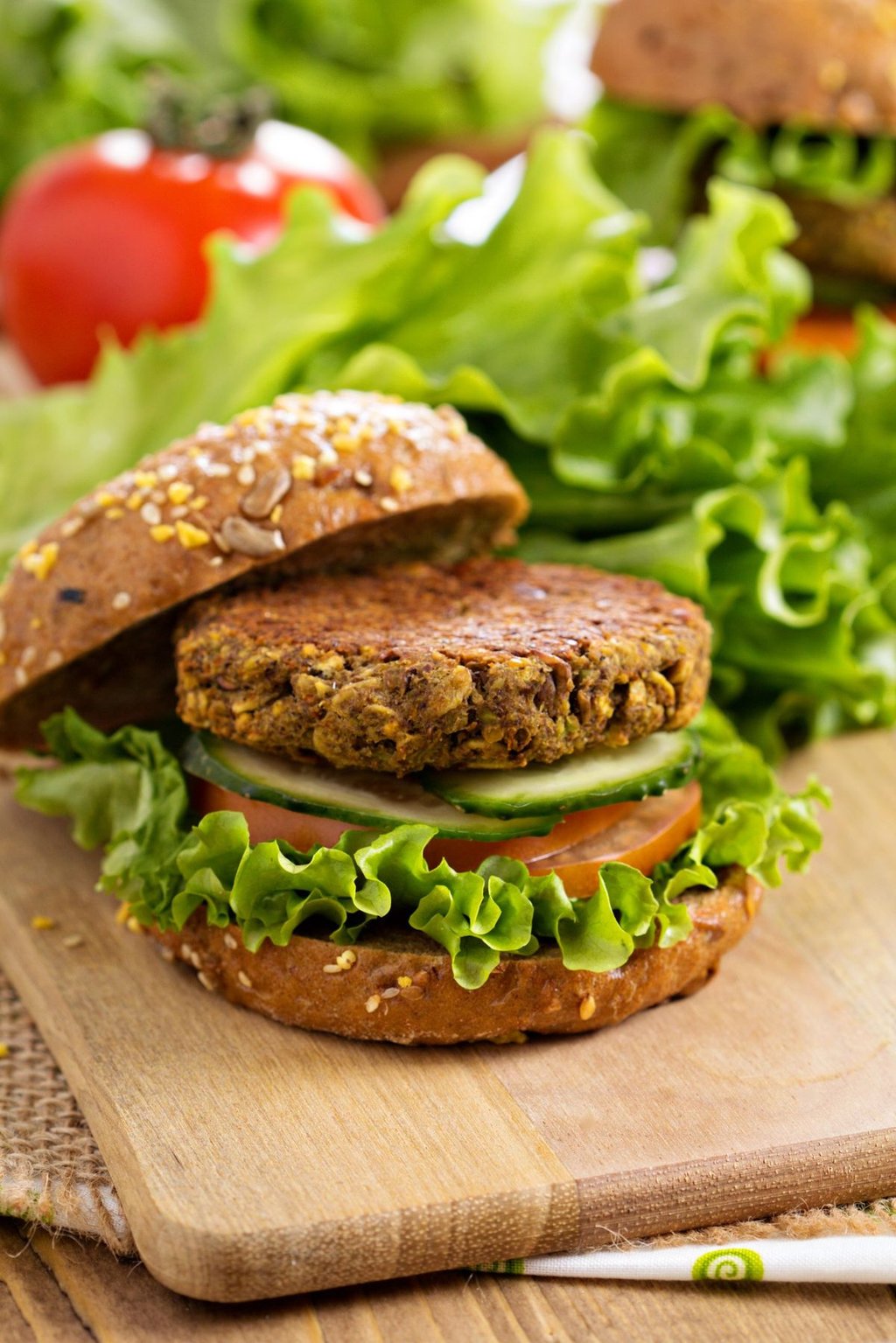 Medallón de hamburguesa plant-based en pan integral con vegetales frescos