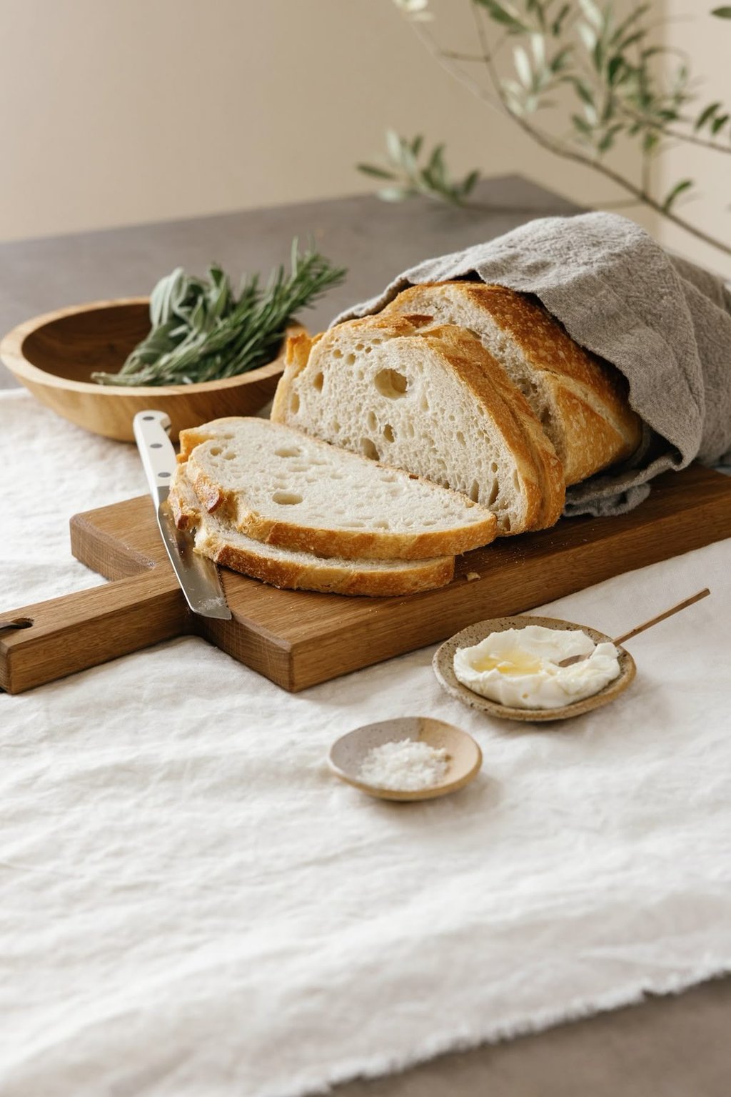 Pan de campo sin gluten recién horneado, con miga alveolada